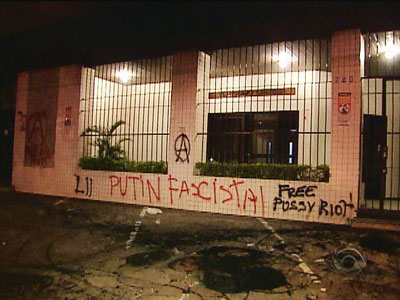 Consulado da Rssia em Porto Alegre  pichado com protestos
