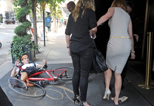 Nicole Kidman  derrubada no cho por paparazzo de bicicleta