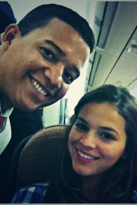 Bruna Marquezine vai ao encontro de Neymar em Barcelona; f registra atriz dentro do avio
