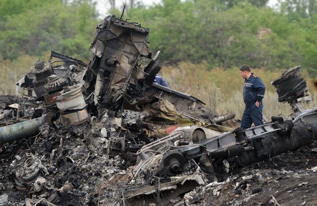 Corpos caram do cu aps exploso de avio na Ucrnia, dizem moradores