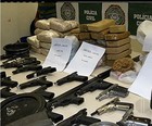 Fuzileiros descobrem armas e drogas em mata fechada durante 