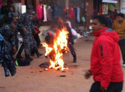 Monges tibetanos ateiam fogo ao corpo para protestar contra a China