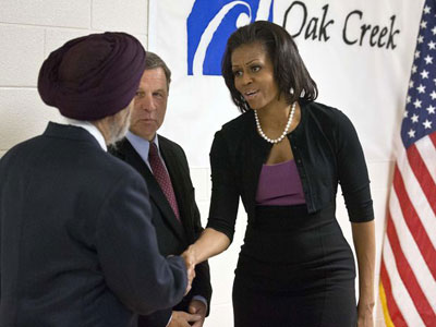Michelle Obama visita famlias de vtimas de tiroteio em tem