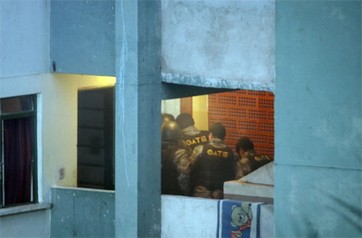 Polcia invade apartamento e libera refns em Santo Andr
