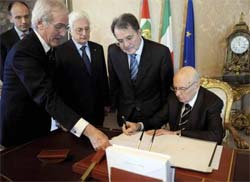 Presidente italiano dissolve Parlamento 