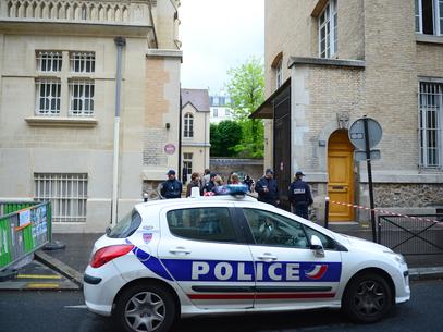 Homem comete suicdio em jardim de infncia em Paris