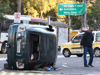 Motorista atropela 10 corintianos aps jogo em So Paulo