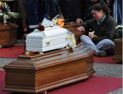 Itlia faz funeral coletivo para vtimas do terremoto