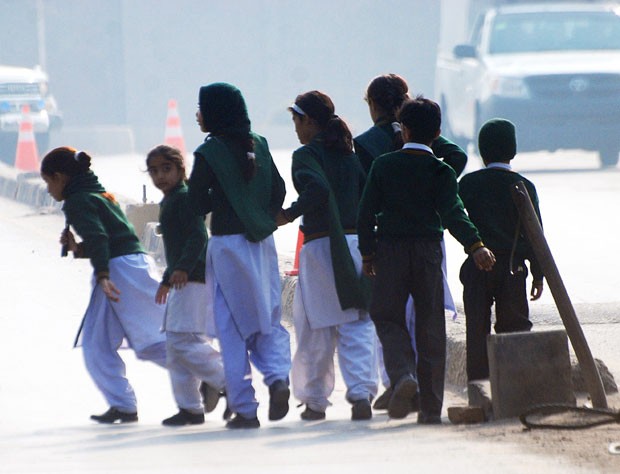 Talibs matam dezenas e fazem refns em escola no Paquisto 