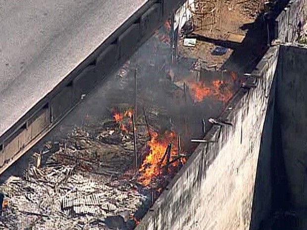 Incndio atinge comunidade em Del Castilho, Rio