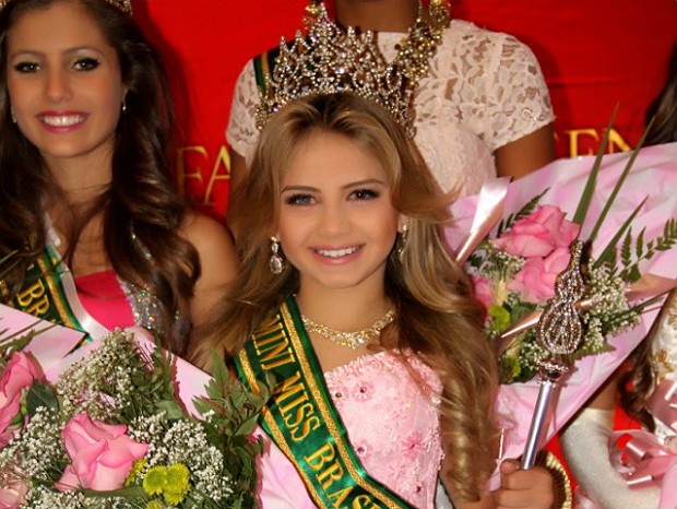 Gay adota neta de traficantes e menina torna-se Mini Miss Brasil