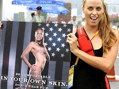 Nadadora dos EUA tira a roupa para protestar e mostra foto .