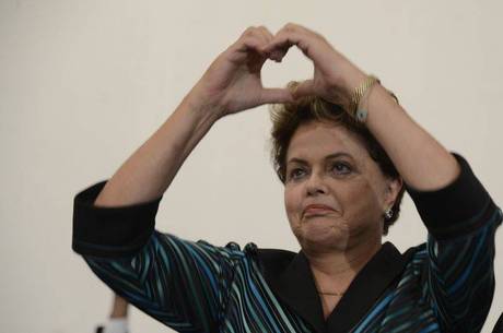 Dilma tenta se descolar de fracasso da seleo