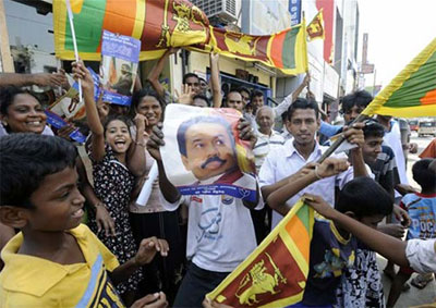 Sri Lanka oficializa vitria sobre Tigres e mostra suposto corpo de lder rebelde