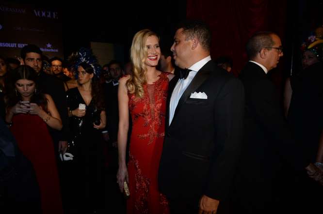 Ronaldo assume romance com a modelo Celina Locks em Baile da