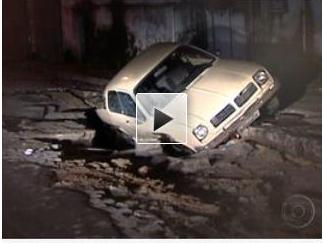 Asfalto cede na chuva e carro cai em buraco na Ilha do Gover