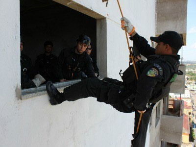 Policiais da COE simulam situao de resgate em prdio de Porto Velho