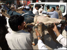 Atentado em Mesquita mata 48 no Paquisto