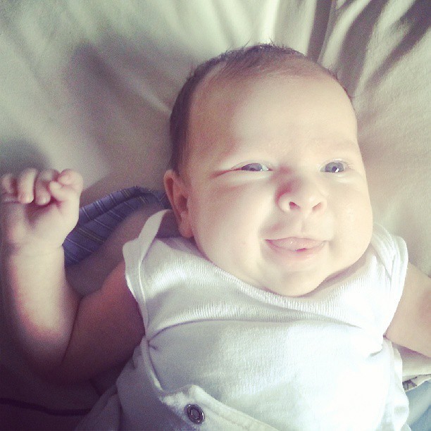 Priscila Pires posta foto do filho caula: 