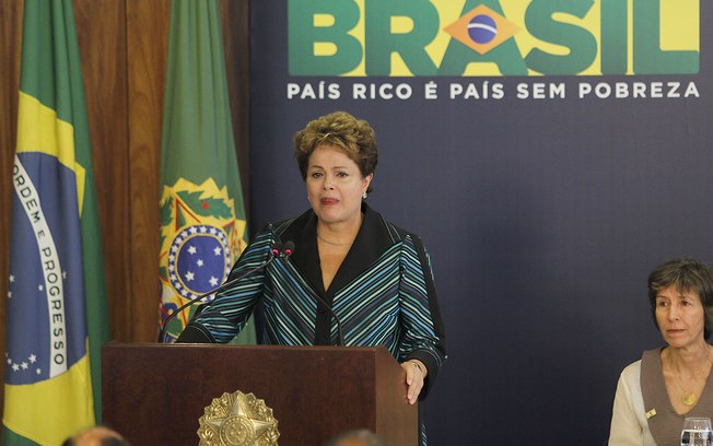 Dilma Rousseff se emociona ao receber relatrio da Comisso 