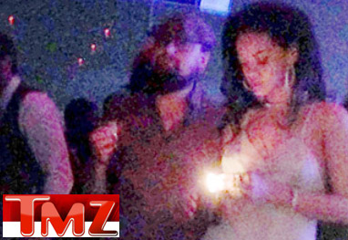 Rihanna e Leonardo DiCaprio curtem festa juntinhos