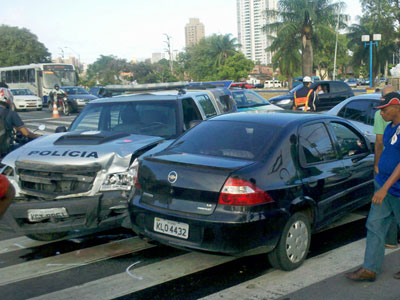 No Recife, viatura policial com trs presos se envolve em acidente
