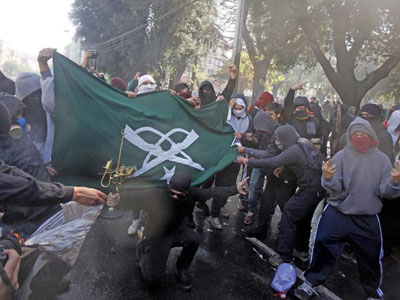 Encapuzados se tornam a face violenta dos protestos no Chile