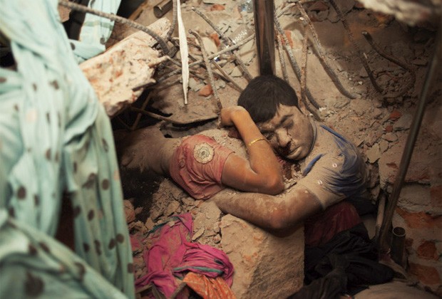 Foto de casal morto abraado em prdio desabado choca Bangladesh