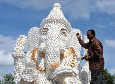 Indiano usa 30 mil copos de papel para criar escultura de 5 metros