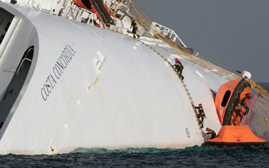 Equipes retomam operao de resgate em navio naufragado na Itlia