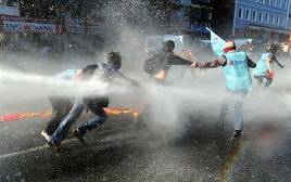 Polcia reprime manifestao e detm dez pessoas em novos protestos contra FMI