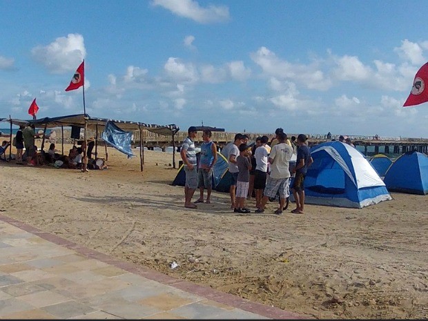 Manifestantes acampam em frente s obras do Acqurio, em Fortaleza