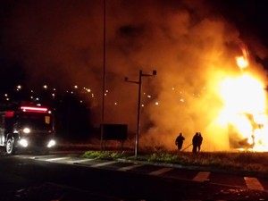 nibus intermunicipal com quase 50 passageiros pega fogo