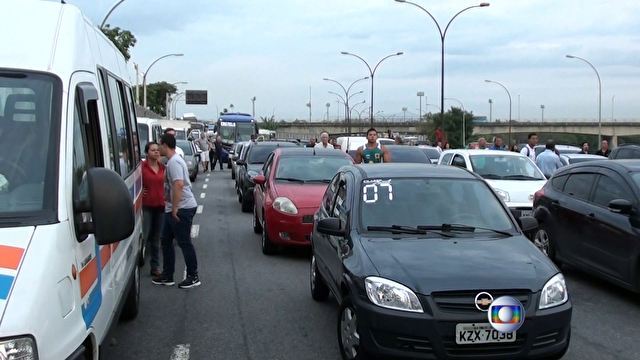 Arrasto assusta motoristas na Linha Vermelha, no Rio