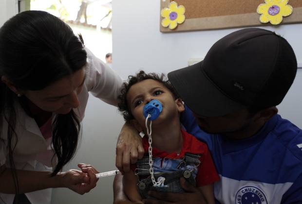 Crianas recebero vacina contra hepatite A pelo SUS