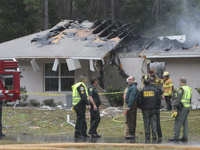 EUA: avio cai em casa na Flrida e deixa trs mortos  