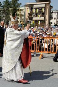 Papa reza por mortos em guerras e pede um mundo de justia e