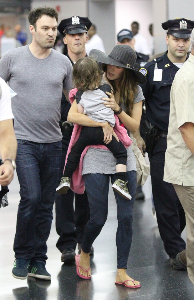 Megan Fox aparece com visual despojado em aeroporto