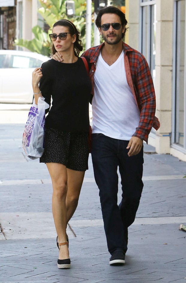 Rodrigo Santoro passeia com a namorada pelas ruas de Los Angeles