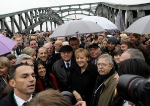 Merkel, Gorbachev e Walesa cruzam antigo ponto de controle do muro