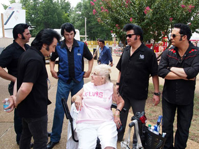 Fs invadem Graceland nos 35 anos da morte de Elvis Presley