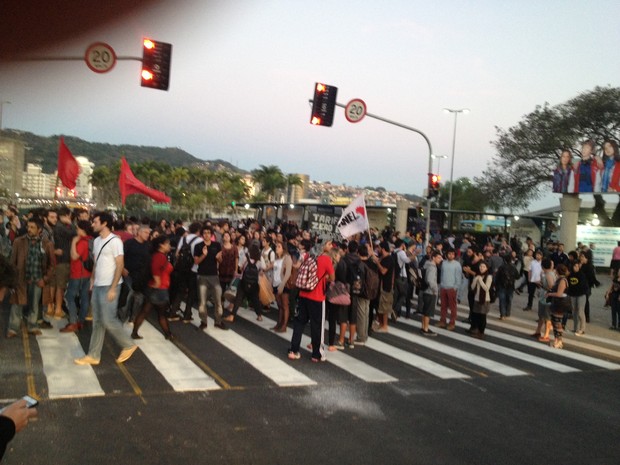 Manifestantes fecham avenida e tentam pular catracas na capital de SC
