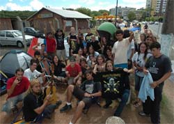 Fs da banda Iron Maiden acampam em Porto Alegre
