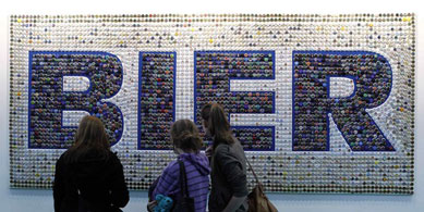 Mosaico com mais de 4 mil tampinhas de cerveja  exibido em feira alem