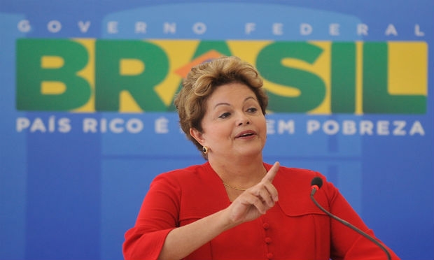 Dilma evita TV e usa rede social para homenagem ao Dia das M