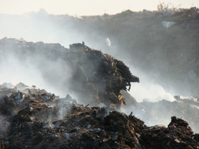 Lixo pega fogo e populao fica em alerta