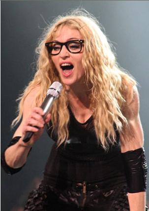 Madonna adota visual nerd durante apresentao em Nova York