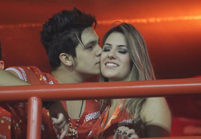 Luan Santana troca beijos com a namorada em camarote