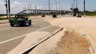 Areia se acumula nas rodovias de acesso aos pontos tursticos do RN