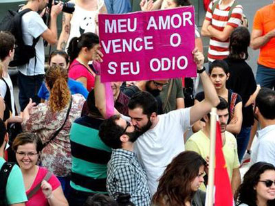 Gays enfrentam dilemas para se assumir em um Brasil 